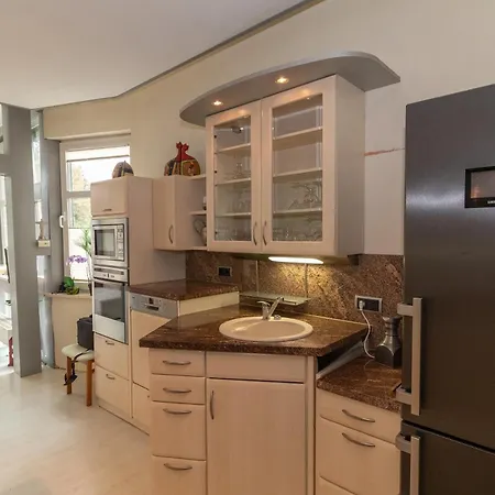 Vogelnest Zentral In Mit Pool Apartment
